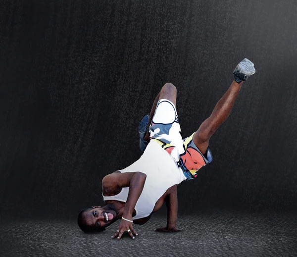 Jonge man danser in nieuwe verblijf vormen op raine — Stockfoto