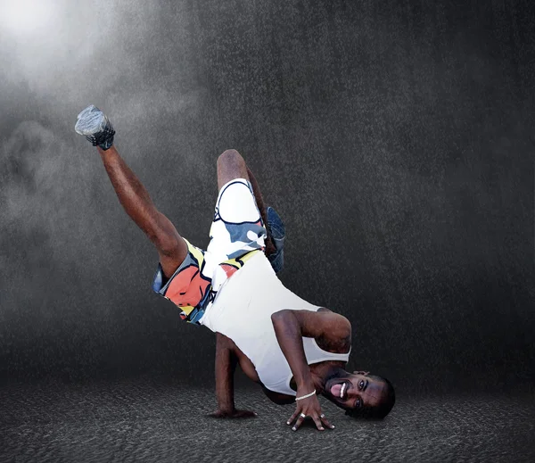 Jonge man danser in nieuwe verblijf vormen op raine — Stockfoto