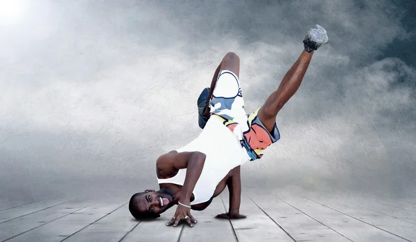 Jovem dançarino em nova pose estadia — Fotografia de Stock