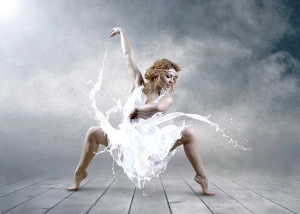 Taniec baleriny z sukienka mleka — Zdjęcie stockowe