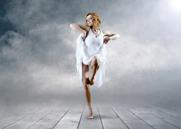 Танец балерины с молочным платьем — стоковое фото