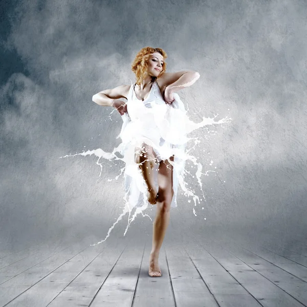 Skakać z baleriny sukienka mleka — Zdjęcie stockowe