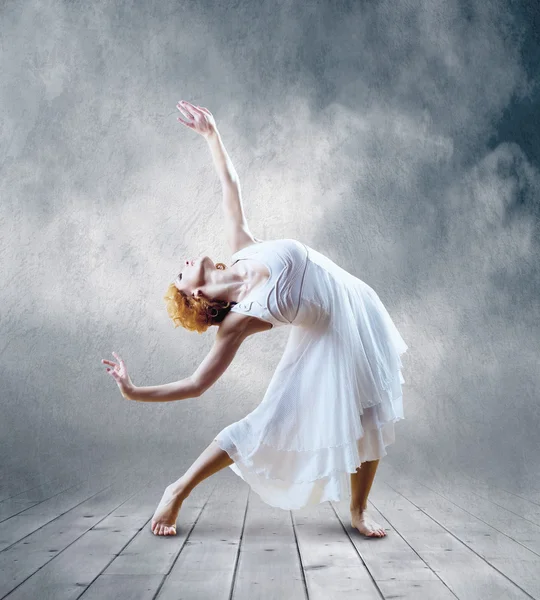 Donna ballerina seduta in posa sullo sfondo — Foto Stock