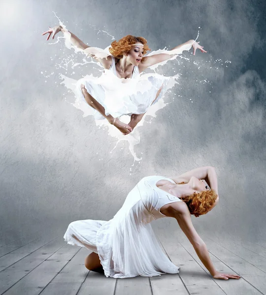 Tänzerin posiert im Hintergrund — Stockfoto