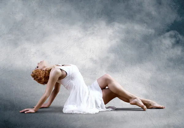 Arka plan üzerinde poz oturma kadın dansçı — Stok fotoğraf