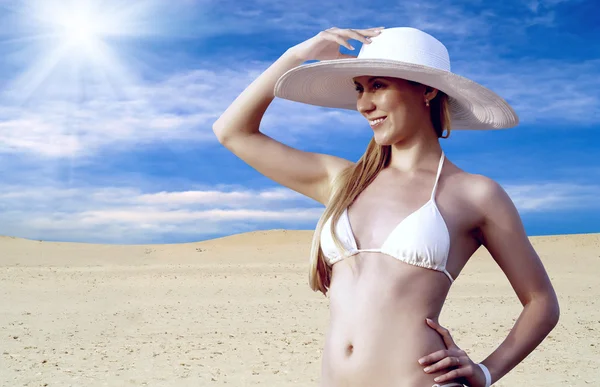 Jonge mooie vrouwen in whitebikini en hoed, ontspanning in sunn — Stockfoto