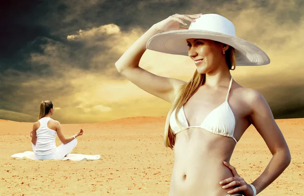 Mladé krásné ženy v whitebikini a klobouk, relaxace v sunn — Stock fotografie