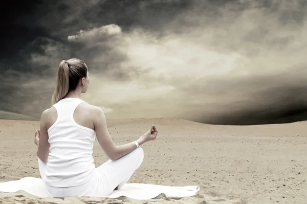 年轻漂亮的女性在阳光沙漠的白色，放松 — 图库照片