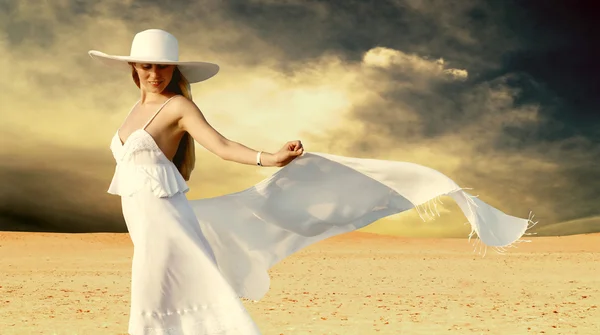 A napsütötte sivatagi fehér, relaxációs-fiatal szép nők — Stock Fotó