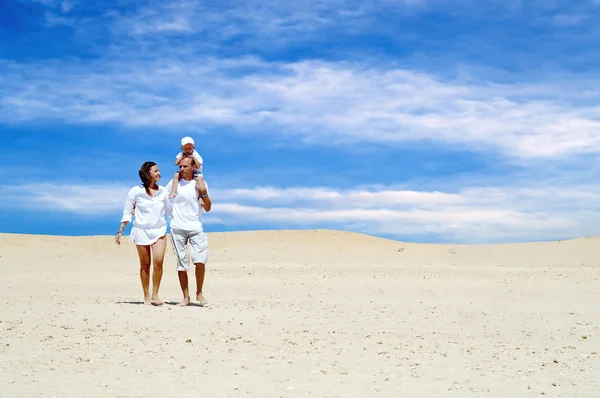 Щастя сімейне задоволення в пустелі в сонячний день — стокове фото