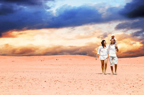 在沙漠中阳光灿烂的日子幸福家庭乐趣 — 图库照片