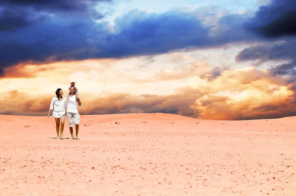晴れた日の砂漠で幸せ家族の楽しみ — ストック写真