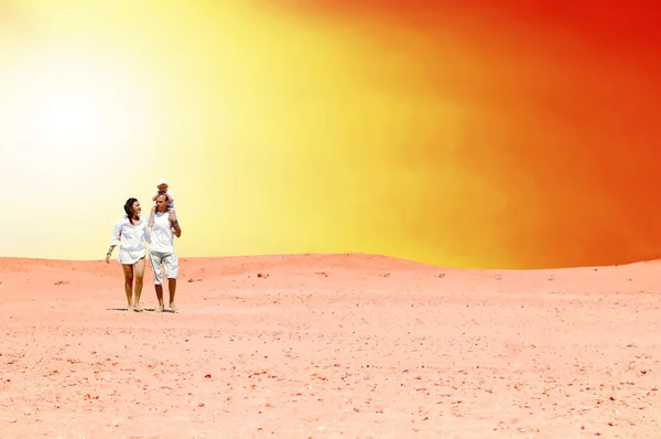 Szczęście rodzinne zabawy w pustyni w słoneczny dzień — Zdjęcie stockowe