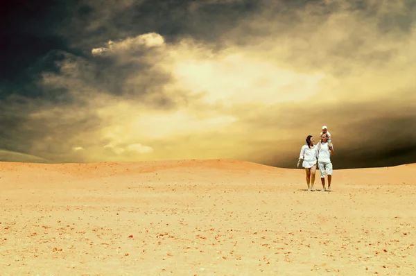 Счастье семьи весело в пустыне в солнечный день — стоковое фото