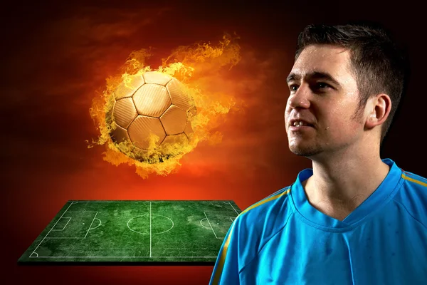Voetbal-speler en brand bal op het veld — Stockfoto