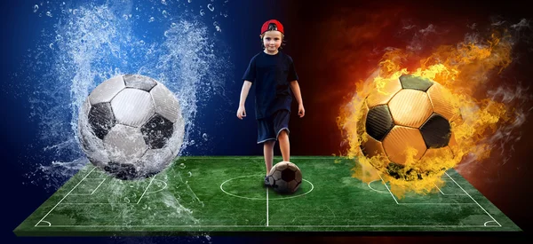Bambino e palla sul campo da calcio con fuochi e palle d'acqua — Foto Stock