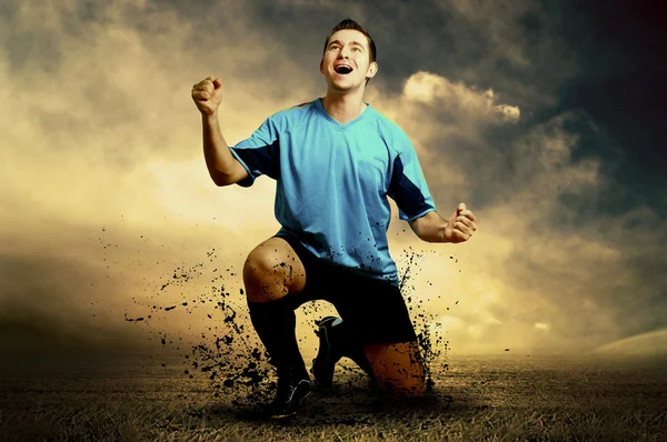 Střílet fotbalista na venkovním hřišti — Stock fotografie