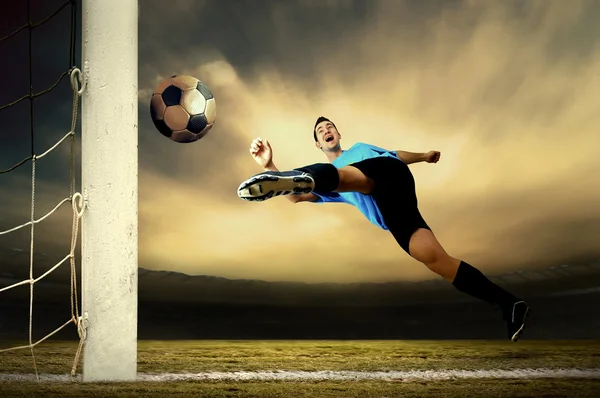 Lő a labdarúgó a szabadtéri pályán — Stock Fotó