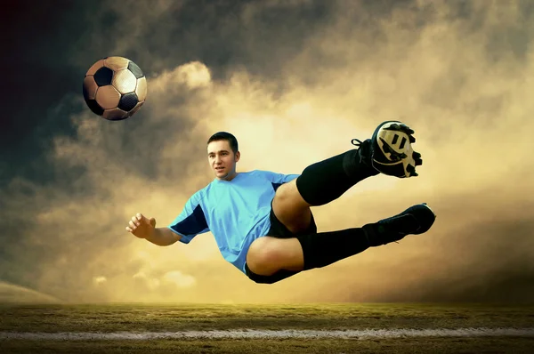 Tiro de jogador de futebol no campo ao ar livre — Fotografia de Stock