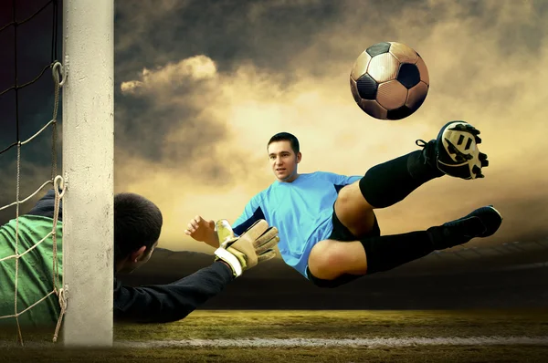 Tiro de jogador de futebol e goleiro — Fotografia de Stock