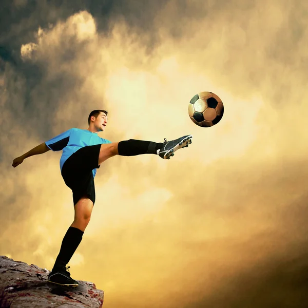 Futebolista no topo da montanha — Fotografia de Stock