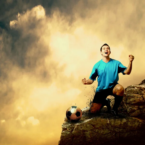 Fotbollsspelare på toppen av berg — Stockfoto