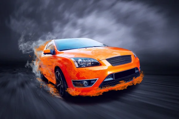 Krásné oranžové sportovní auto v ohni — Stock fotografie