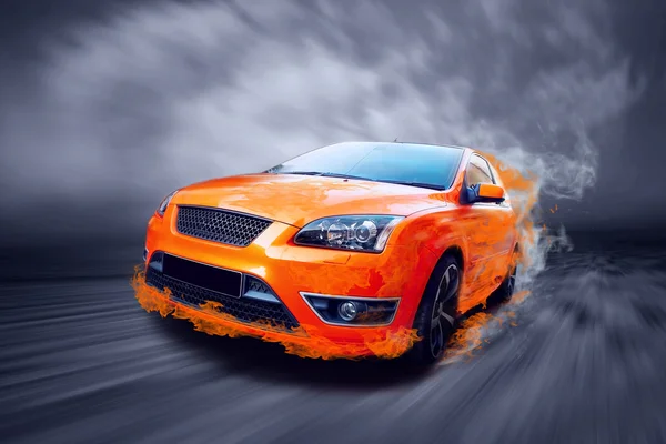Belo carro esporte laranja no fogo — Fotografia de Stock