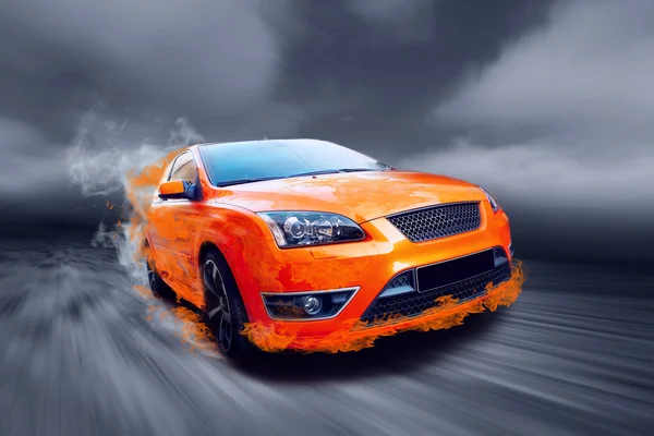 Krásné oranžové sportovní auto v ohni — Stock fotografie