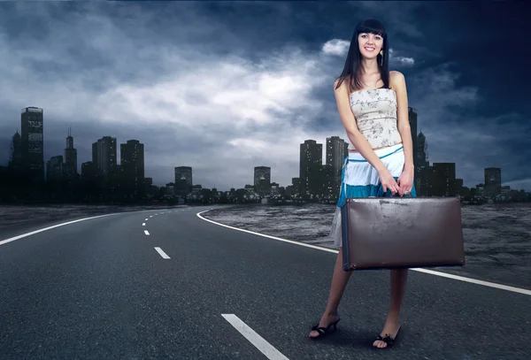 若い女性彼女のビンテージの荷物で道で待っています。 — ストック写真