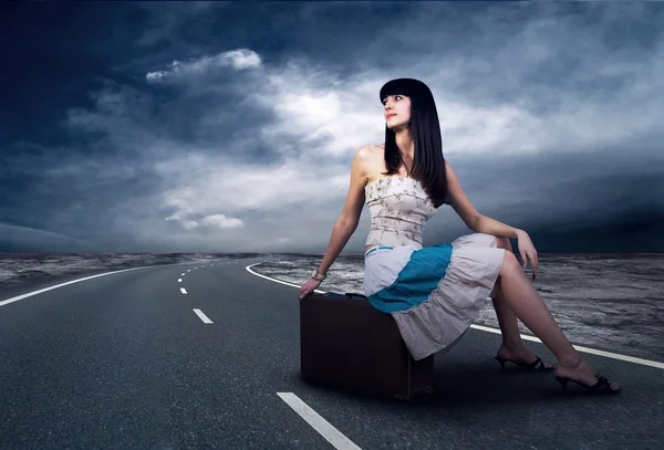 若い女性彼女のビンテージの荷物で道で待っています。 — ストック写真