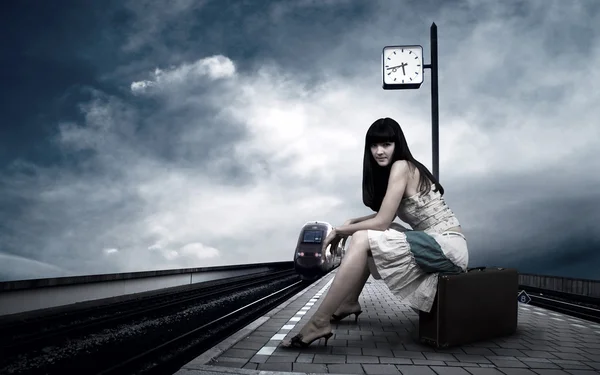 Ragazza in attesa treno sul binario della stazione ferroviaria — Foto Stock