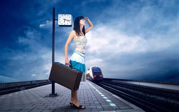 Chica esperando tren en la plataforma de la estación de tren — Foto de Stock