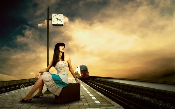 여자 기다리는 기차 역의 플랫폼에 — 스톡 사진
