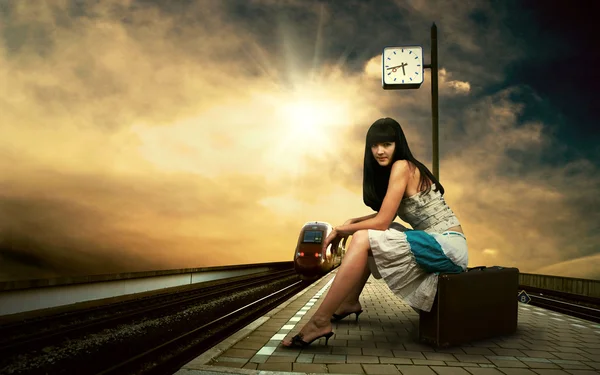 Ragazza in attesa treno sul binario della stazione ferroviaria — Foto Stock