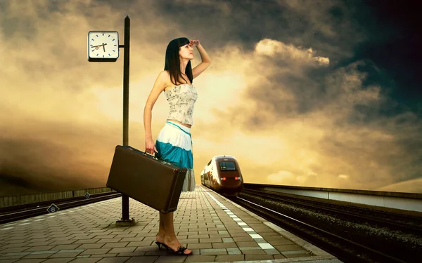 女孩等待火车铁路站在平台上 — 图库照片