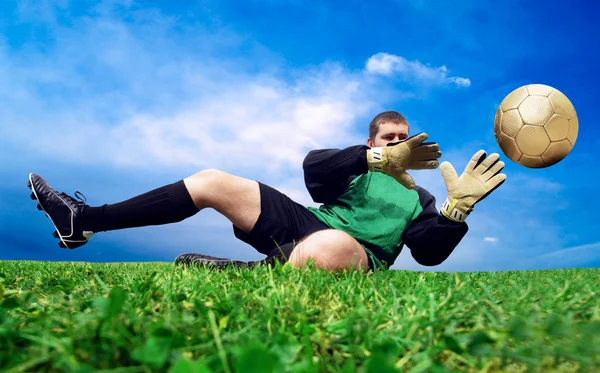 Sprong van voetbal goalman op het buiten veld — Stockfoto