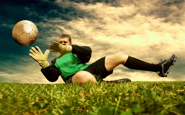 アウトドア フィールド サッカー goalman をジャンプします。 — ストック写真