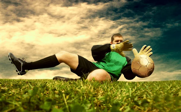 야외 필드에서 축구 goalman의 점프 — 스톡 사진