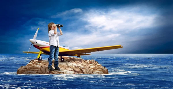 Child with airplane on the island in sea. — Zdjęcie stockowe