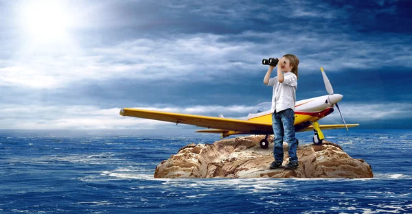 飞机在海中岛上的孩子. — 图库照片