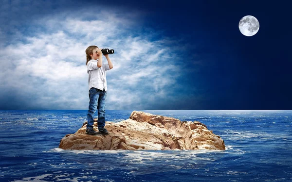 바다에 있는 섬에 비행기와 아이. — 스톡 사진