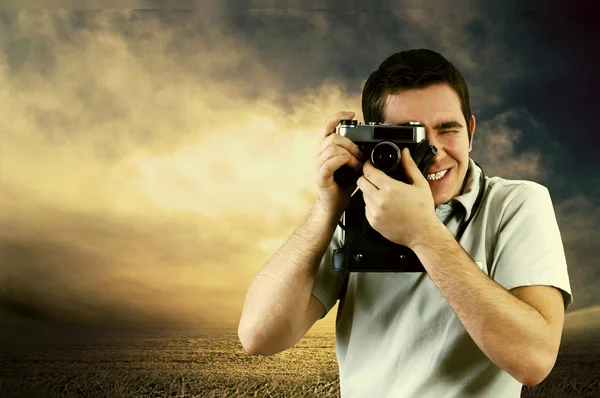 Felicidade homem com câmera de fotos vintage — Fotografia de Stock