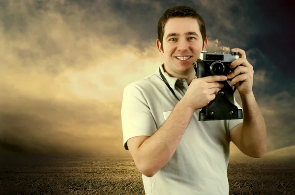 Vintage fotoğraf makinesi ile mutluluk adam — Stok fotoğraf