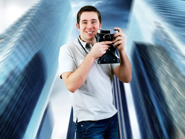 Человек счастья с винтажной фотокамерой — стоковое фото