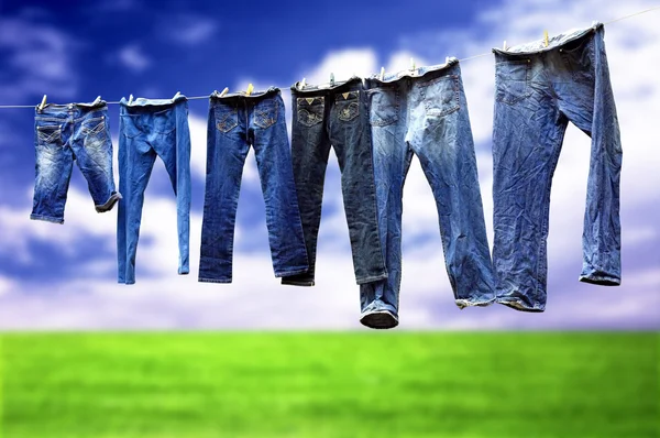 Džíny na prádelní šňůru k sušení — Stock fotografie