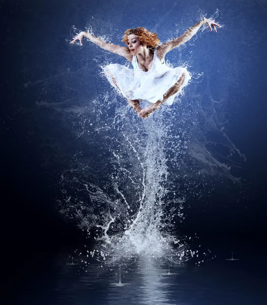 Танцоры прыгают из воды с брызгами и каплями — стоковое фото