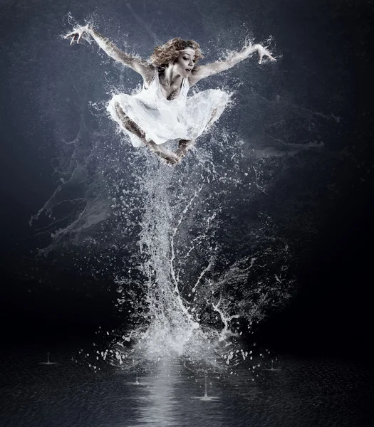Dançarinos pulam da água com salpicos e gotas — Fotografia de Stock