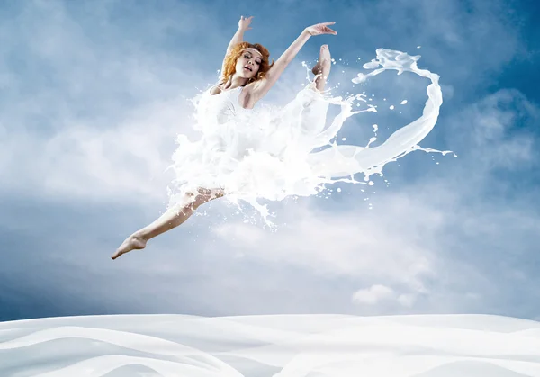 Стрибок балерини з сукнею молока — стокове фото