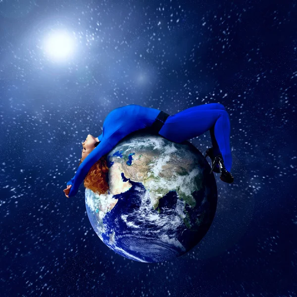 Kobieta w niebieski spanie na planecie w przestrzeni. — Zdjęcie stockowe